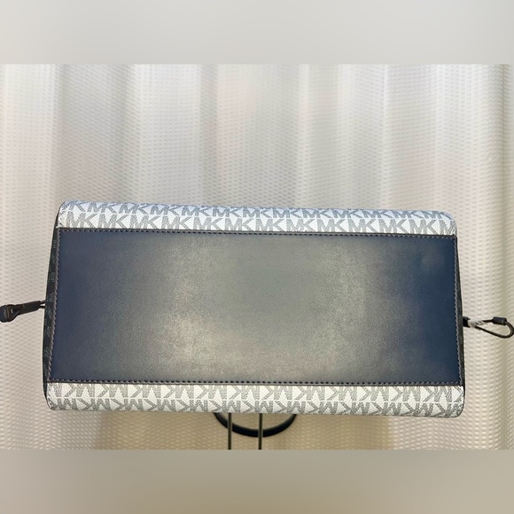 Michael Kors Voyager Large Color-Block Signature Logo Tote Bag - Picture 6 of 12